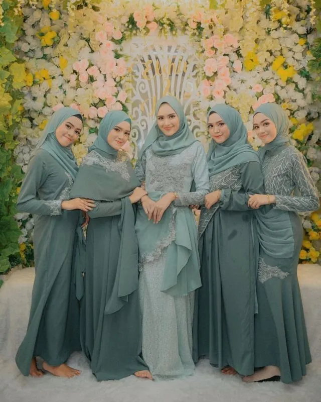 10 Inspirasi Model Baju Bridesmaid yang Simple 11