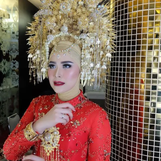 12 Ide Padu Padan Mahkota Adat Pengantin dengan Hijab 18