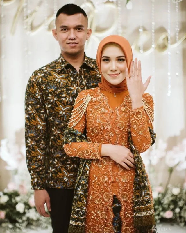 8 Ide Kebaya Warna Cerah untuk Lamaran 9