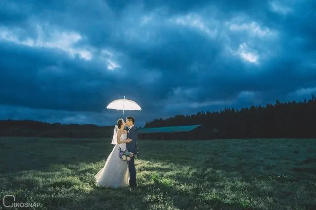16+ Ide Pre-wedding Malam Hari di Bawah Taburan Bintang dan Sorot Lampu. Romantis! 34