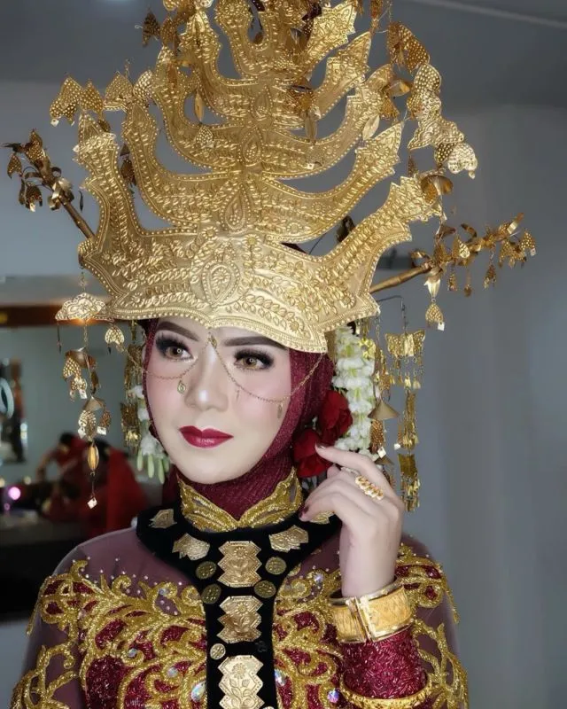 12 Ide Padu Padan Mahkota Adat Pengantin dengan Hijab 14