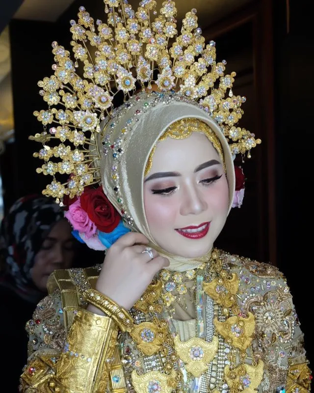 12 Ide Padu Padan Mahkota Adat Pengantin dengan Hijab 15