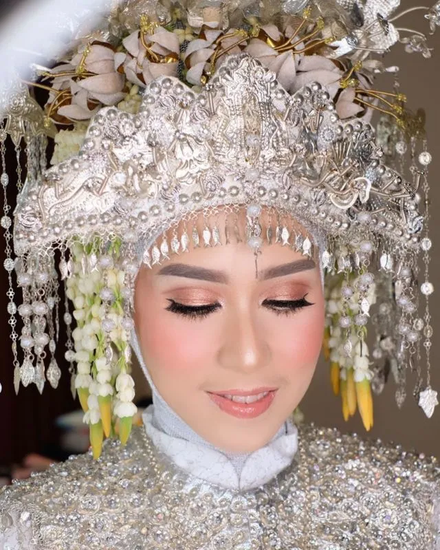 12 Ide Padu Padan Mahkota Adat Pengantin dengan Hijab 21