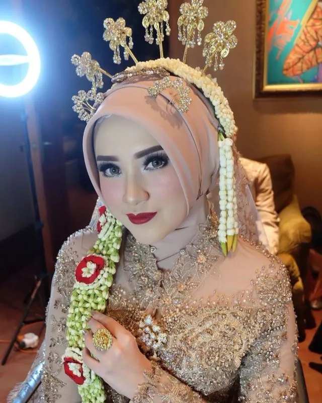 12 Ide Padu Padan Mahkota Adat Pengantin dengan Hijab 17