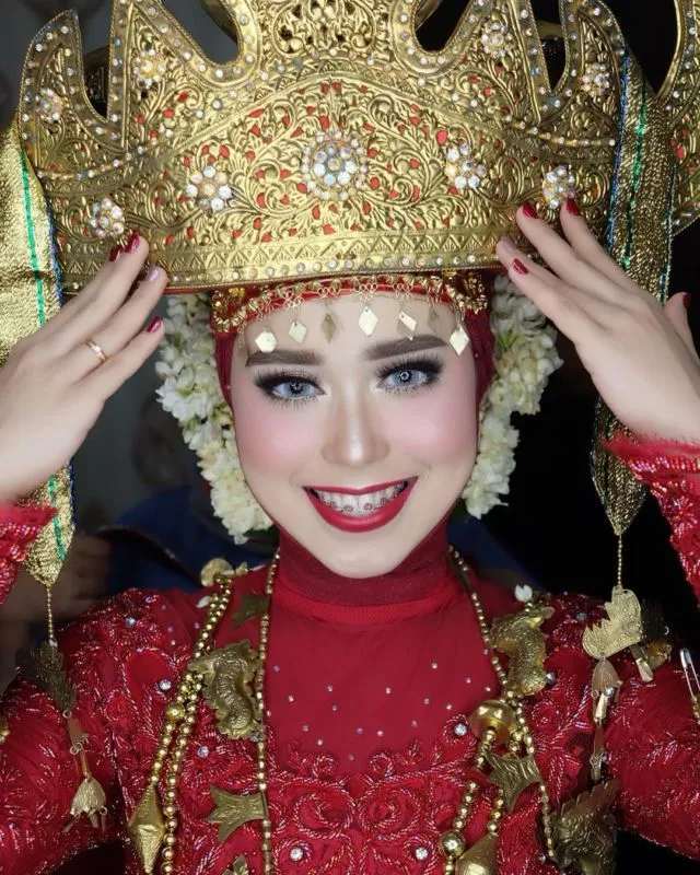 12 Ide Padu Padan Mahkota Adat Pengantin dengan Hijab 16