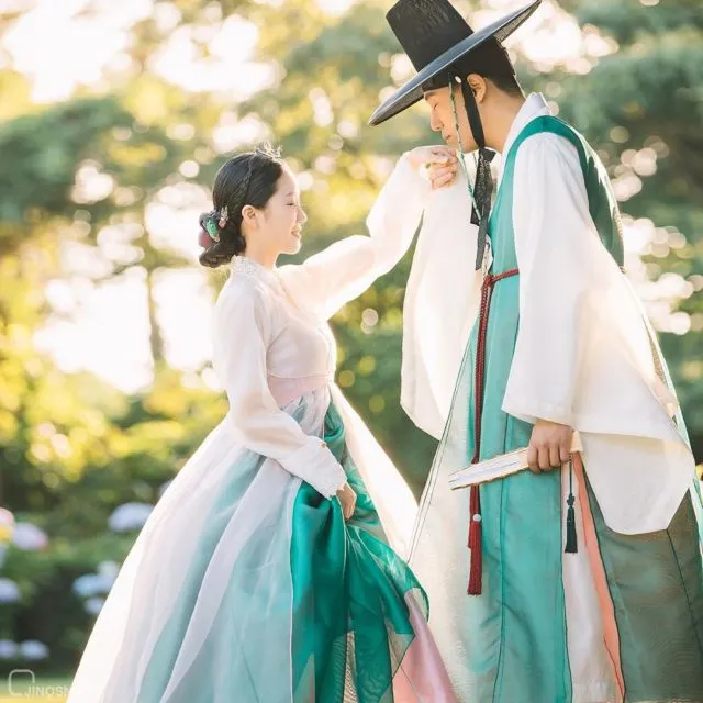 11 Foto Prewedding Ala Korea dalam Balutan Hanbok 17
