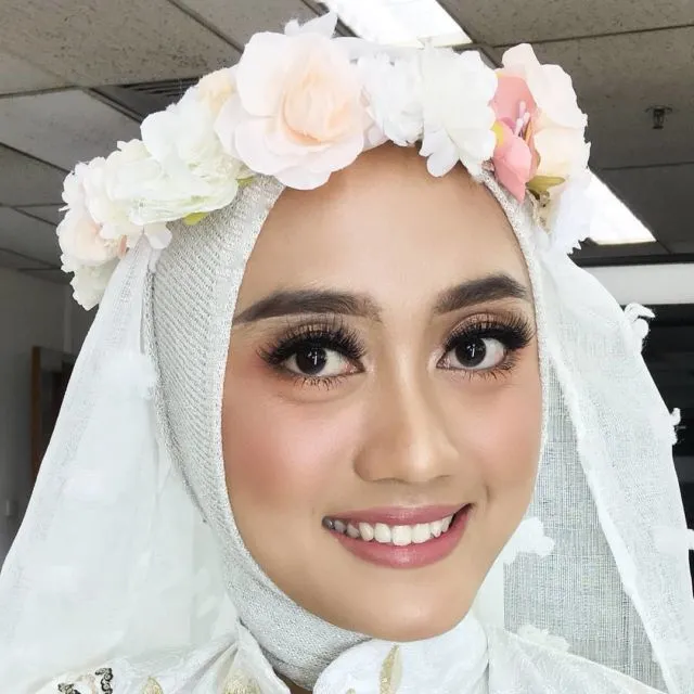 12 Ide Wedding Hijab Do dengan Mahkota Bunga 23