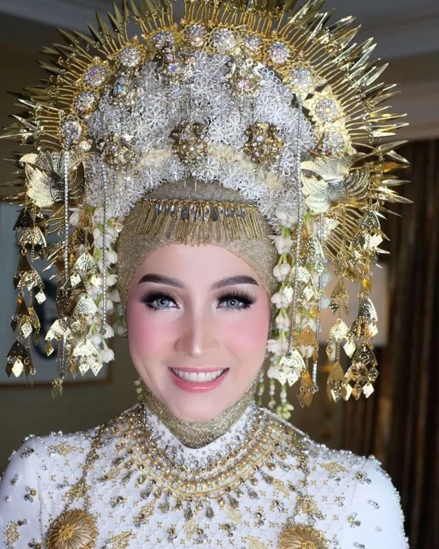12 Ide Padu Padan Mahkota Adat Pengantin dengan Hijab 20