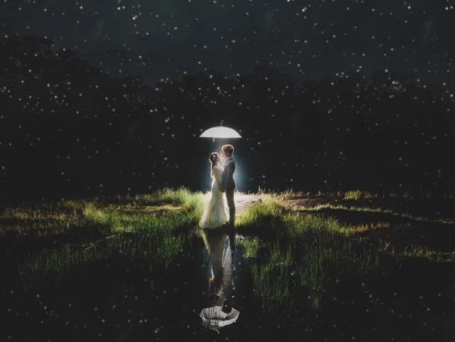 16+ Ide Pre-wedding Malam Hari di Bawah Taburan Bintang dan Sorot Lampu. Romantis! 20