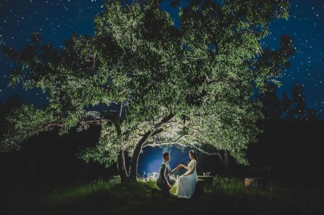 16+ Ide Pre-wedding Malam Hari di Bawah Taburan Bintang dan Sorot Lampu. Romantis! 23