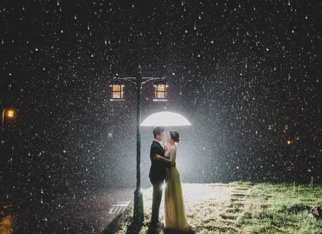16+ Ide Pre-wedding Malam Hari di Bawah Taburan Bintang dan Sorot Lampu. Romantis! 19