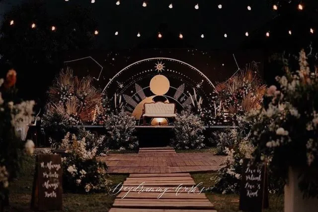 10 Ide Dekorasi Celestial Wedding, Sensasi Resepsi di Langit Malam 19