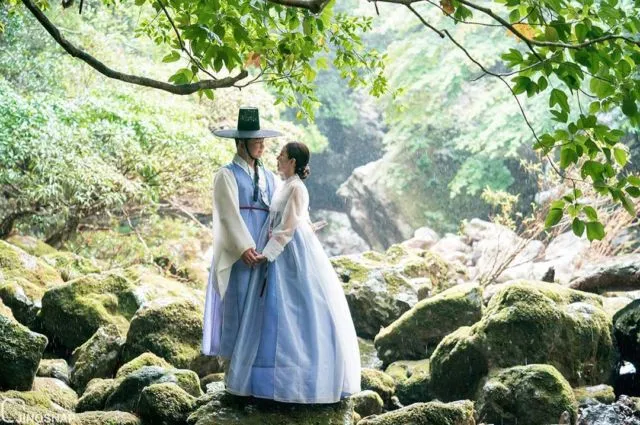 11 Foto Prewedding Ala Korea dalam Balutan Hanbok 15
