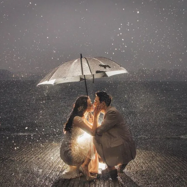 16+ Ide Pre-wedding Malam Hari di Bawah Taburan Bintang dan Sorot Lampu. Romantis! 33