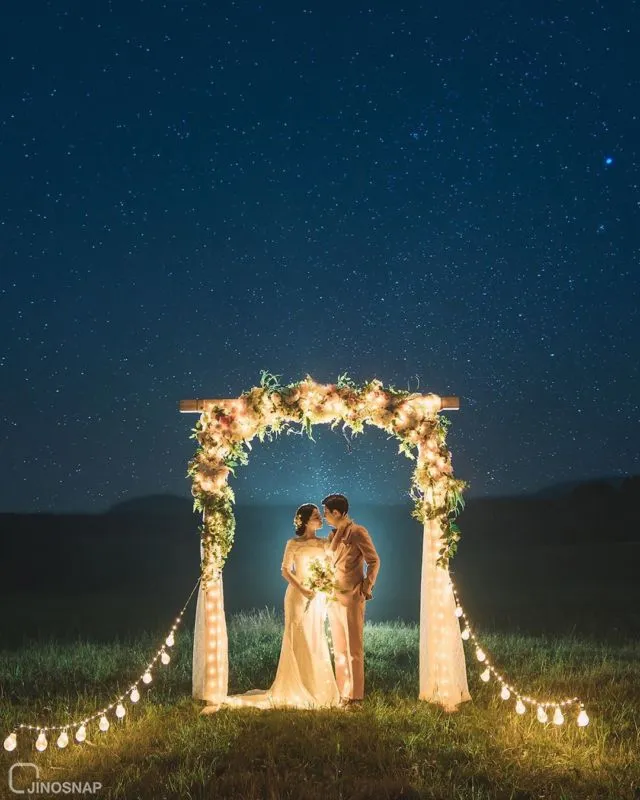 16+ Ide Pre-wedding Malam Hari di Bawah Taburan Bintang dan Sorot Lampu. Romantis! 18