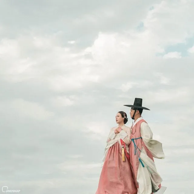 11 Foto Prewedding Ala Korea dalam Balutan Hanbok 16