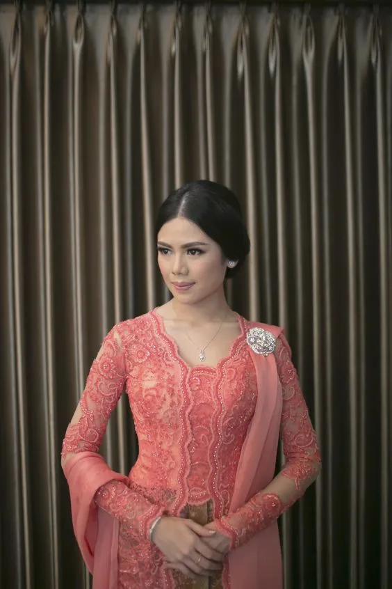 8 Ide Kebaya Warna Cerah untuk Lamaran 15