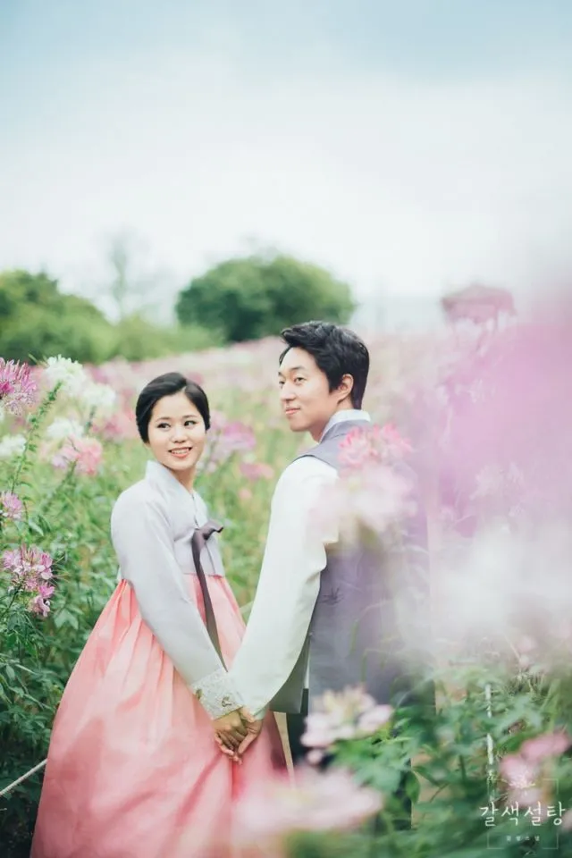 11 Foto Prewedding Ala Korea dalam Balutan Hanbok 18