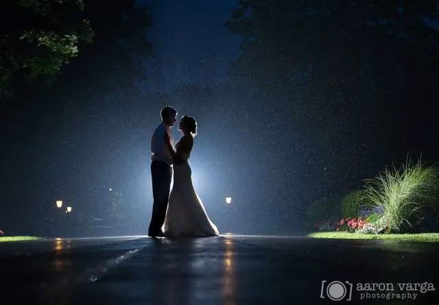 16+ Ide Pre-wedding Malam Hari di Bawah Taburan Bintang dan Sorot Lampu. Romantis! 26