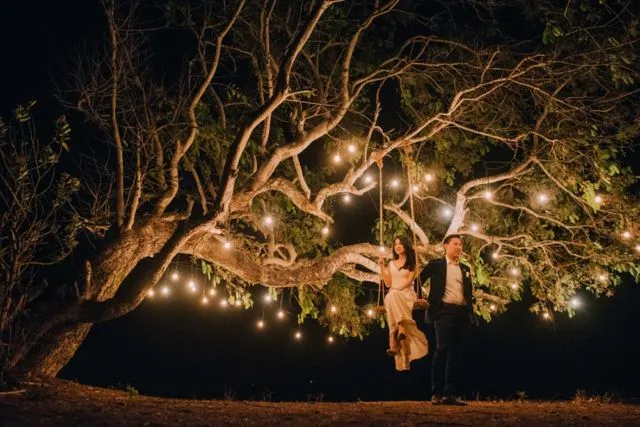 16+ Ide Pre-wedding Malam Hari di Bawah Taburan Bintang dan Sorot Lampu. Romantis! 24