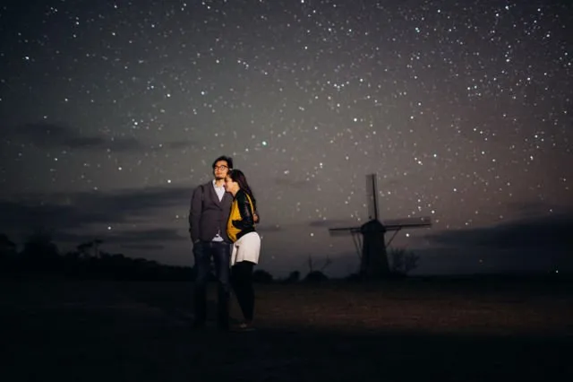 16+ Ide Pre-wedding Malam Hari di Bawah Taburan Bintang dan Sorot Lampu. Romantis! 25