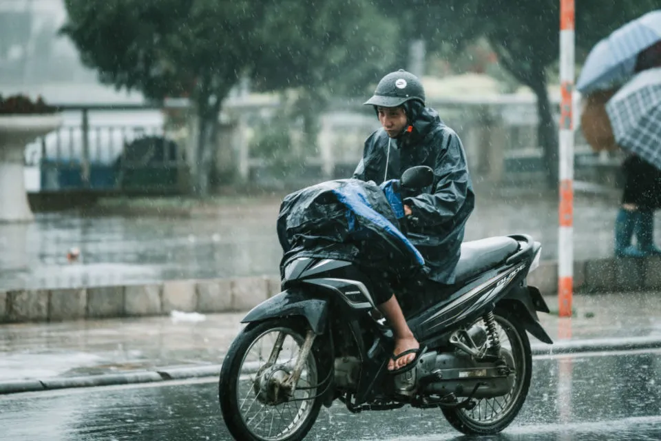 Selain Jas Hujan, 7 Benda Penting ini pun Harus Ada di Bagasi Motormu. Jaga-jaga Kalau Perlu 8
