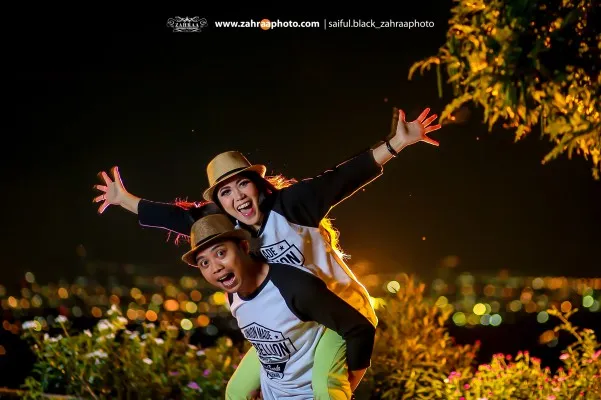 16+ Ide Pre-wedding Malam Hari di Bawah Taburan Bintang dan Sorot Lampu. Romantis! 31