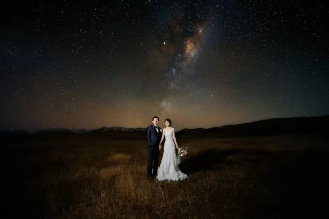 16+ Ide Pre-wedding Malam Hari di Bawah Taburan Bintang dan Sorot Lampu. Romantis! 27