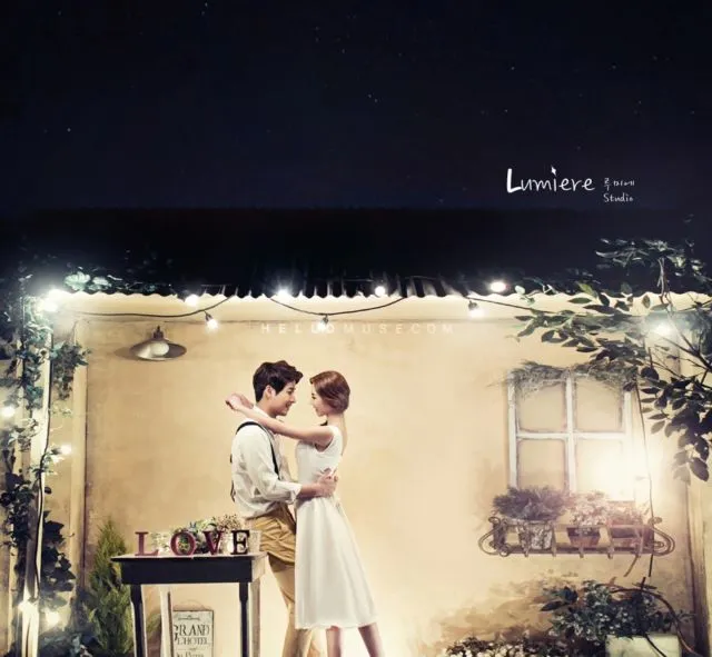 16+ Ide Pre-wedding Malam Hari di Bawah Taburan Bintang dan Sorot Lampu. Romantis! 28