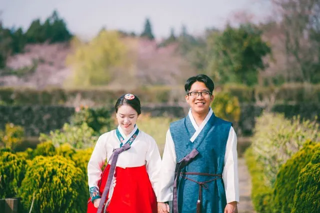 11 Foto Prewedding Ala Korea dalam Balutan Hanbok 20