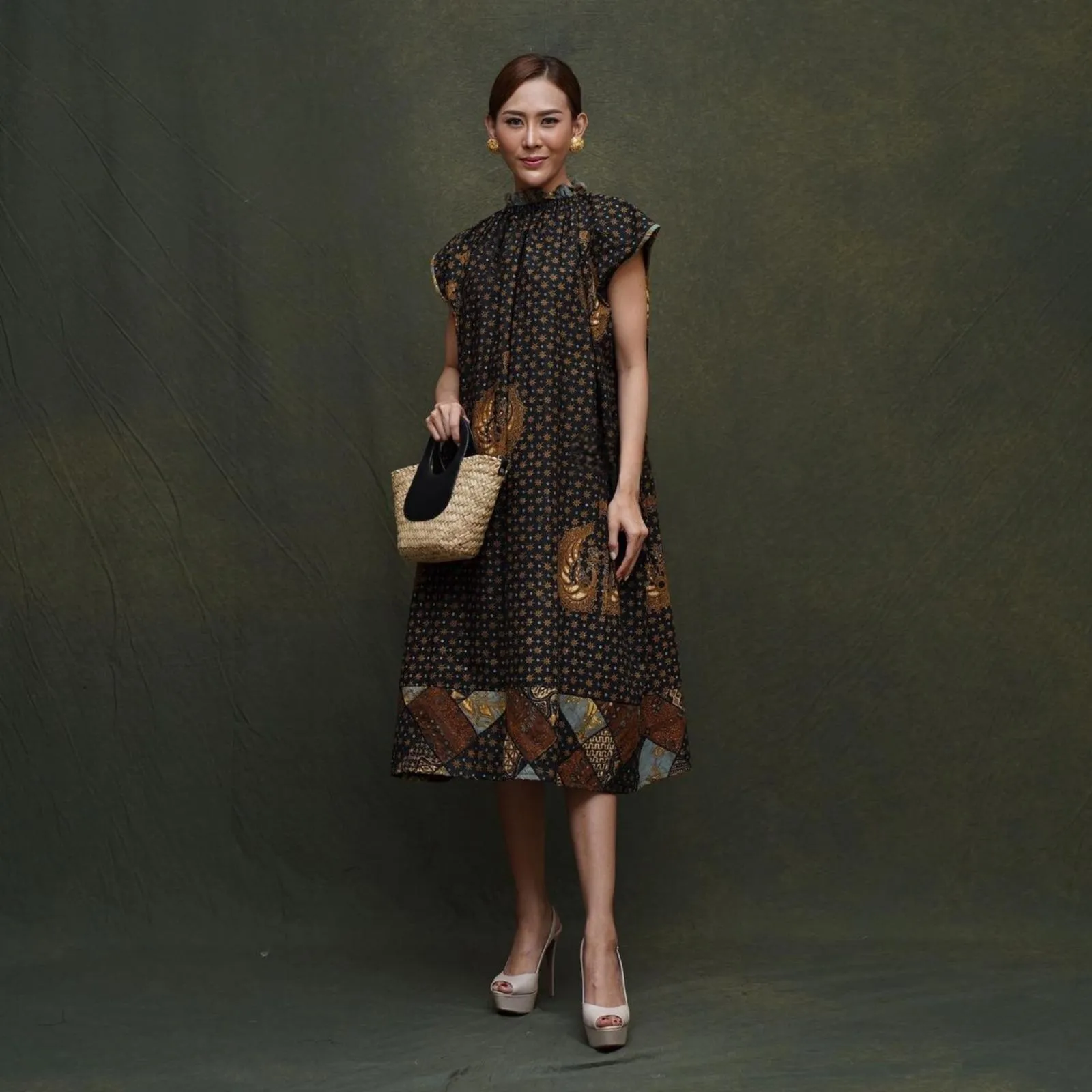 8 Model Baju Motif Batik yang Kasual dan Bisa Dipakai Sehari-hari! 13