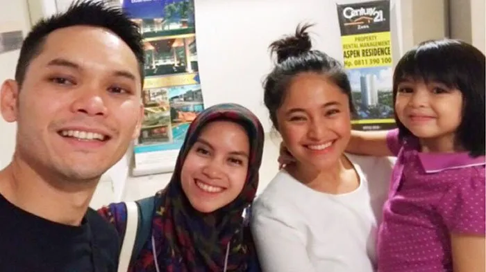 Artis yang Tetap Berhubungan Baik dengan Mantan dan Pasangan Barunya. Adem~ 12