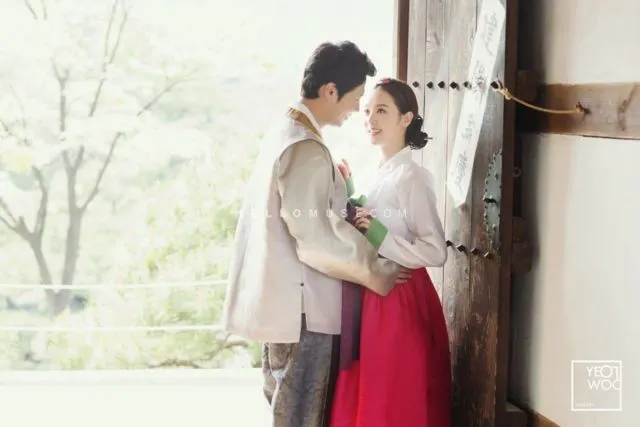 11 Foto Prewedding Ala Korea dalam Balutan Hanbok 19