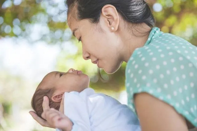 7 Manfaat Luar Biasa Menjemur Bayi di Pagi Hari. Sehat dan Bisa Bikin Dia Happy! 14