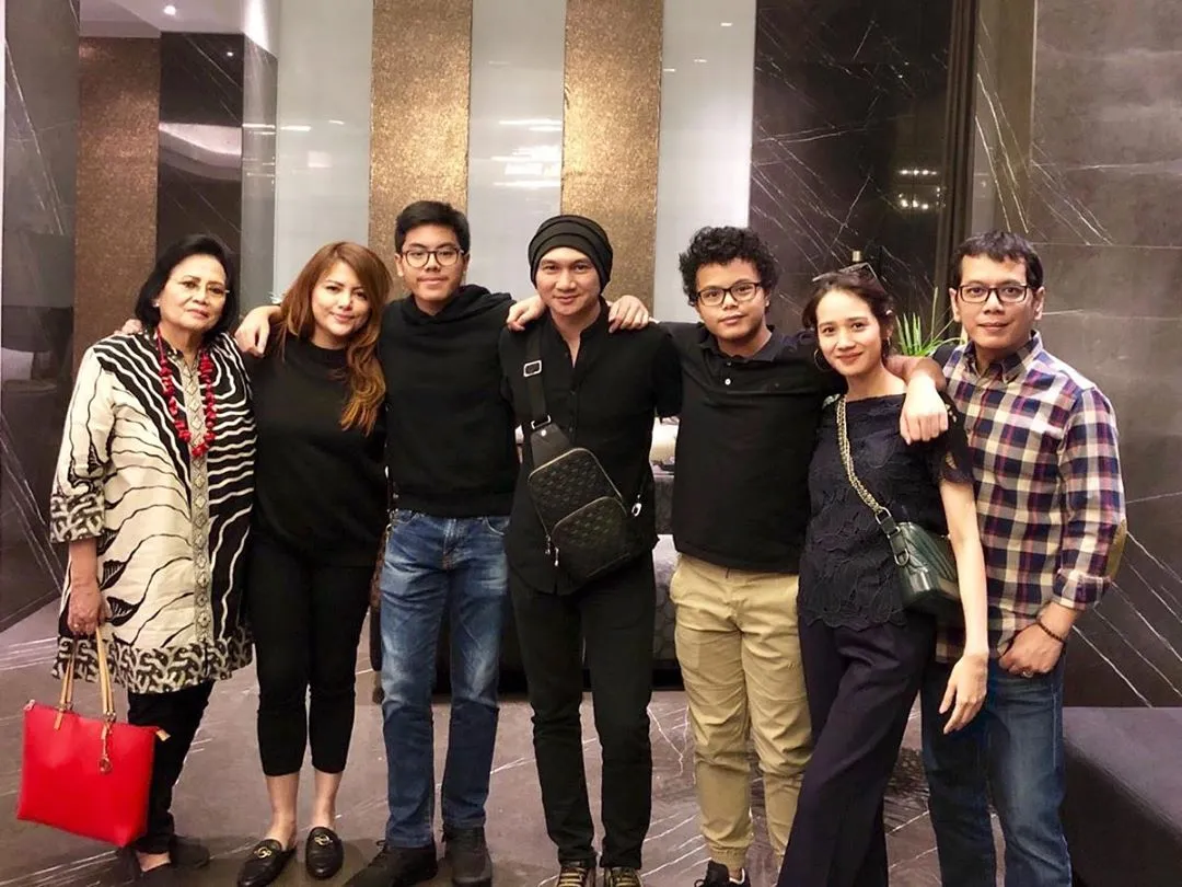 Artis yang Tetap Berhubungan Baik dengan Mantan dan Pasangan Barunya. Adem~ 9
