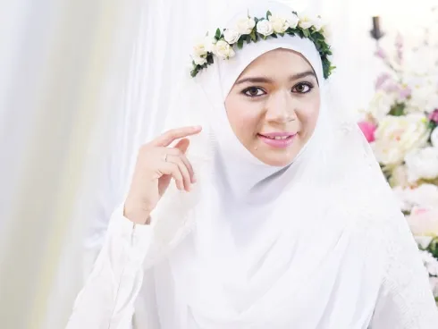 12 Ide Wedding Hijab Do dengan Mahkota Bunga 16