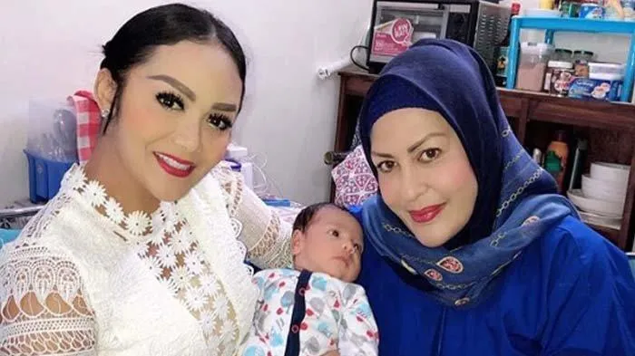 Artis yang Tetap Berhubungan Baik dengan Mantan dan Pasangan Barunya. Adem~ 11