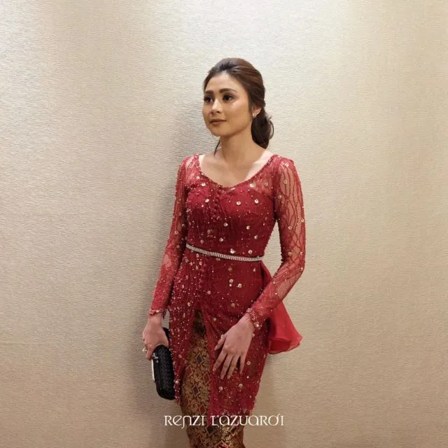 8 Ide Kebaya Warna Cerah untuk Lamaran 12