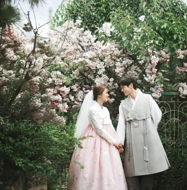 11 Foto Prewedding Ala Korea dalam Balutan Hanbok 22