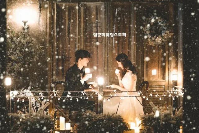 16+ Ide Pre-wedding Malam Hari di Bawah Taburan Bintang dan Sorot Lampu. Romantis! 29