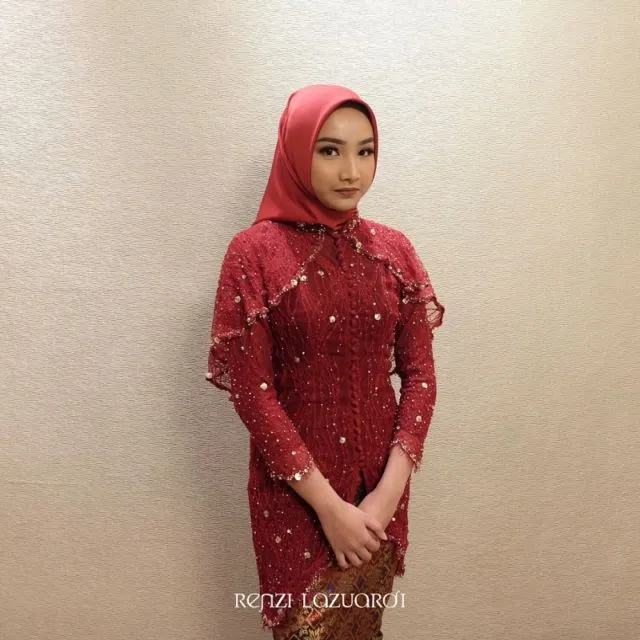 8 Ide Kebaya Warna Cerah untuk Lamaran 13