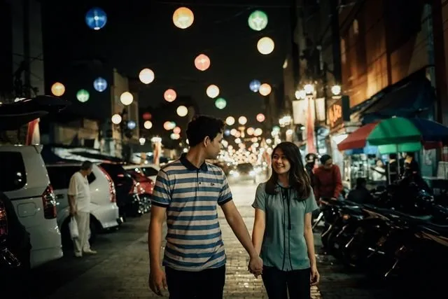 16+ Ide Pre-wedding Malam Hari di Bawah Taburan Bintang dan Sorot Lampu. Romantis! 30