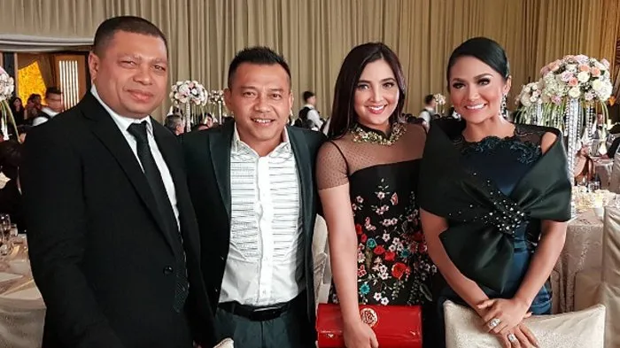 Artis yang Tetap Berhubungan Baik dengan Mantan dan Pasangan Barunya. Adem~ 10