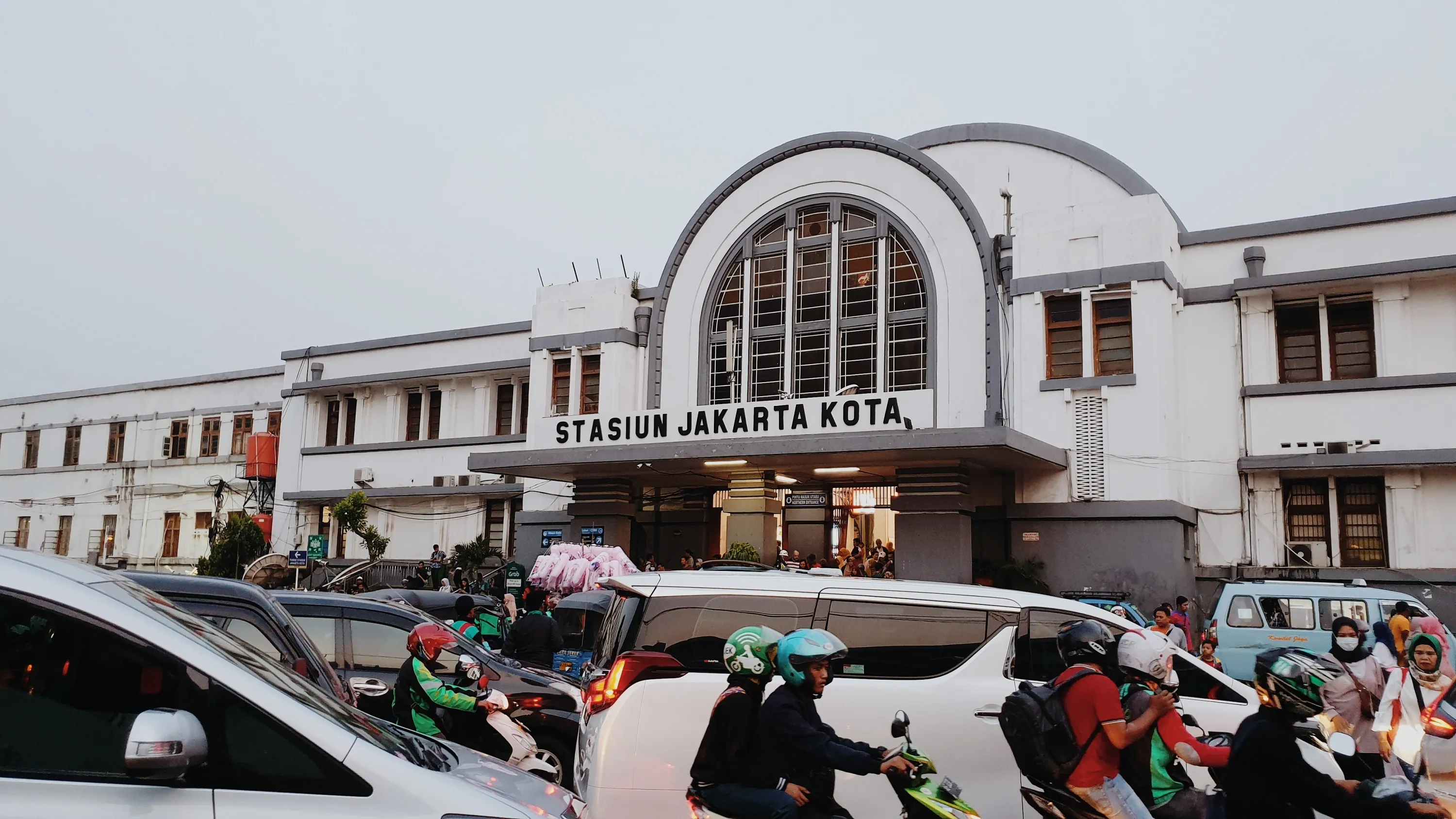 Meninggalkan Jakarta Kukira Hanya Akan Bahagia. Ternyata Sedikit Lega, Banyak Sedihnya
