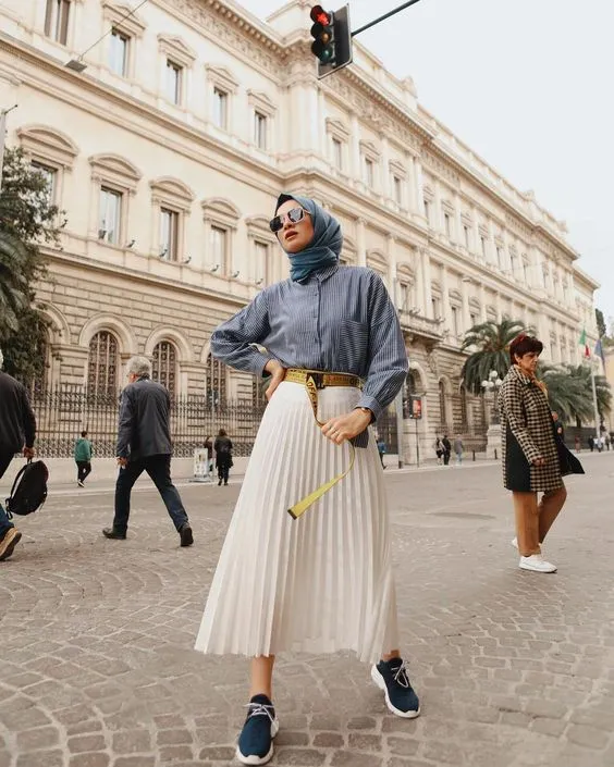 8 Potret OOTD Rok Plisket Buat Hijaber agar Tampil Manis 16