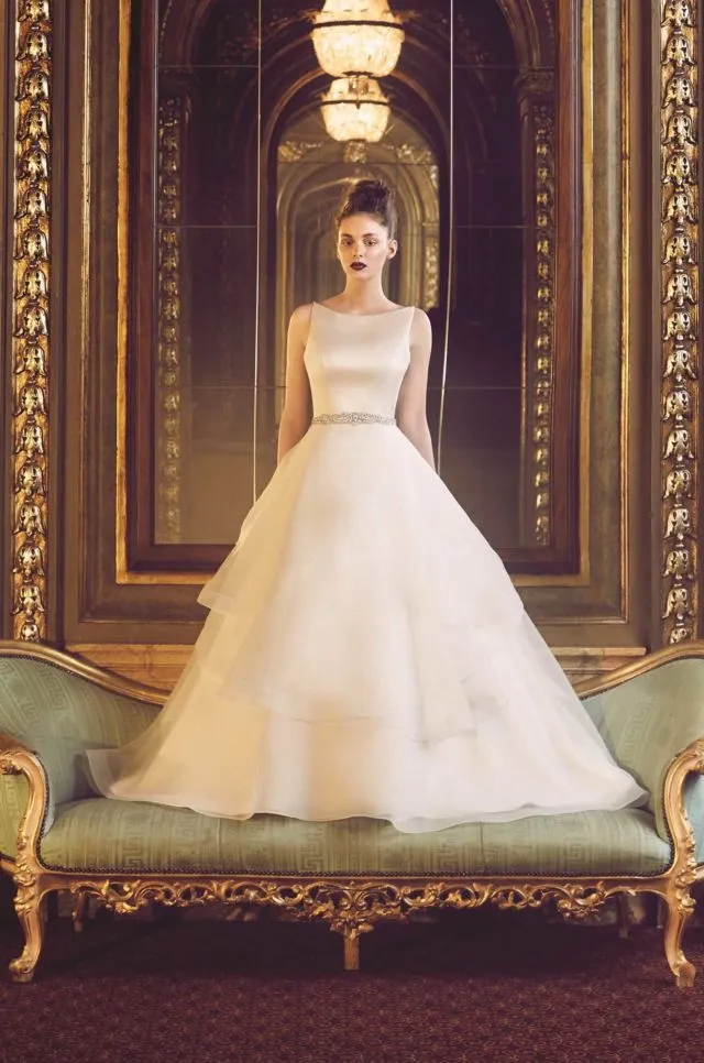 10 Inspirasi Gaun Pernikahan Organza yang Kekinian 21