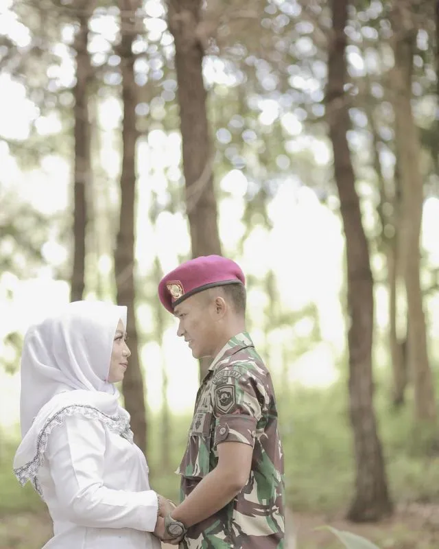 10 Inspirasi Pre-wedding Tentara dan Tenaga Medis 14