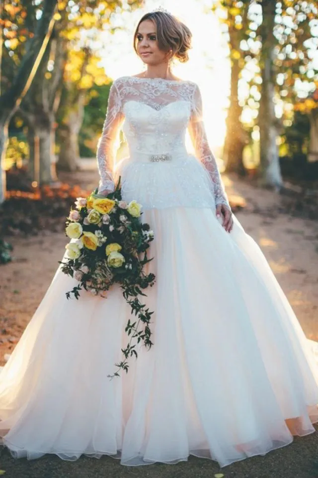 10 Inspirasi Gaun Pernikahan Organza yang Kekinian 24