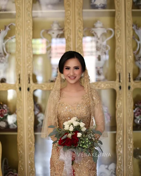 10 Padu Padan Busana Pernikahan dengan Veil Selain Putih 18