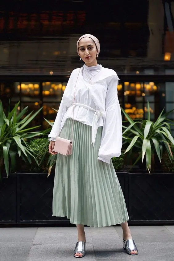 8 Potret OOTD Rok Plisket Buat Hijaber agar Tampil Manis 15